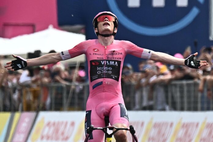 El ciclista danés Jonas Vingegaard (Team Visma | Lease A Bike), con el jersey rosa de líder, en la llegada la etapa 20 del Giro de Italia, sobre 199 km desde Gemona del Friuli a Piancavallo, Italia. EFE/LUCA ZENNARO
