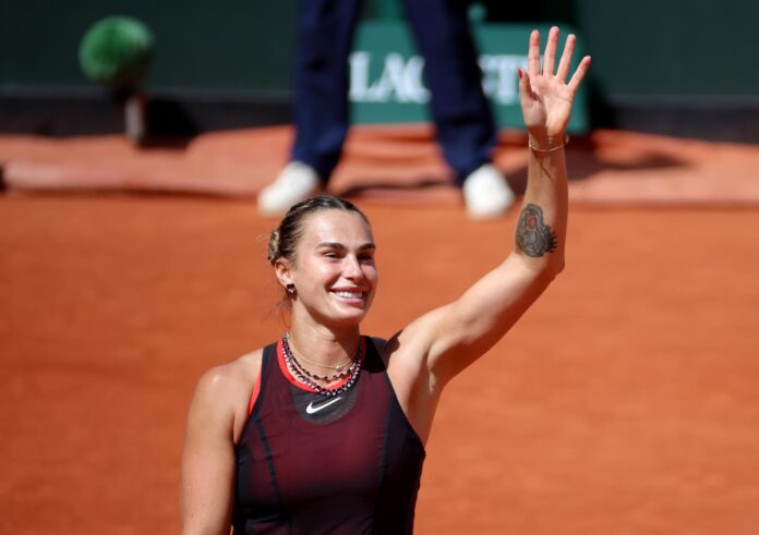 La bielorrusa Aryna Sabalenka celebra en París su victoria número 100 como número 1 del mundo. EFE/EPA/CHRISTOPHE PETIT TESSON
