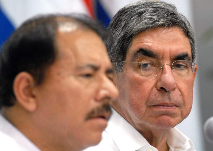 Fotografía de archivo que muestra al presidente de Nicaragua, Daniel Ortega (i), y al exmandatario de Costa Rica Óscar Arias. EFE/Mario López
