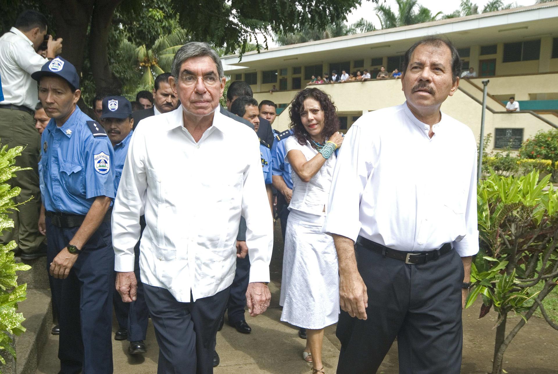 Fotografía de archivo que muestra al presidente de Nicaragua, Daniel Ortega (d), y al exmandatario de Costa Rica Óscar Arias (i). EFE/Mario López
