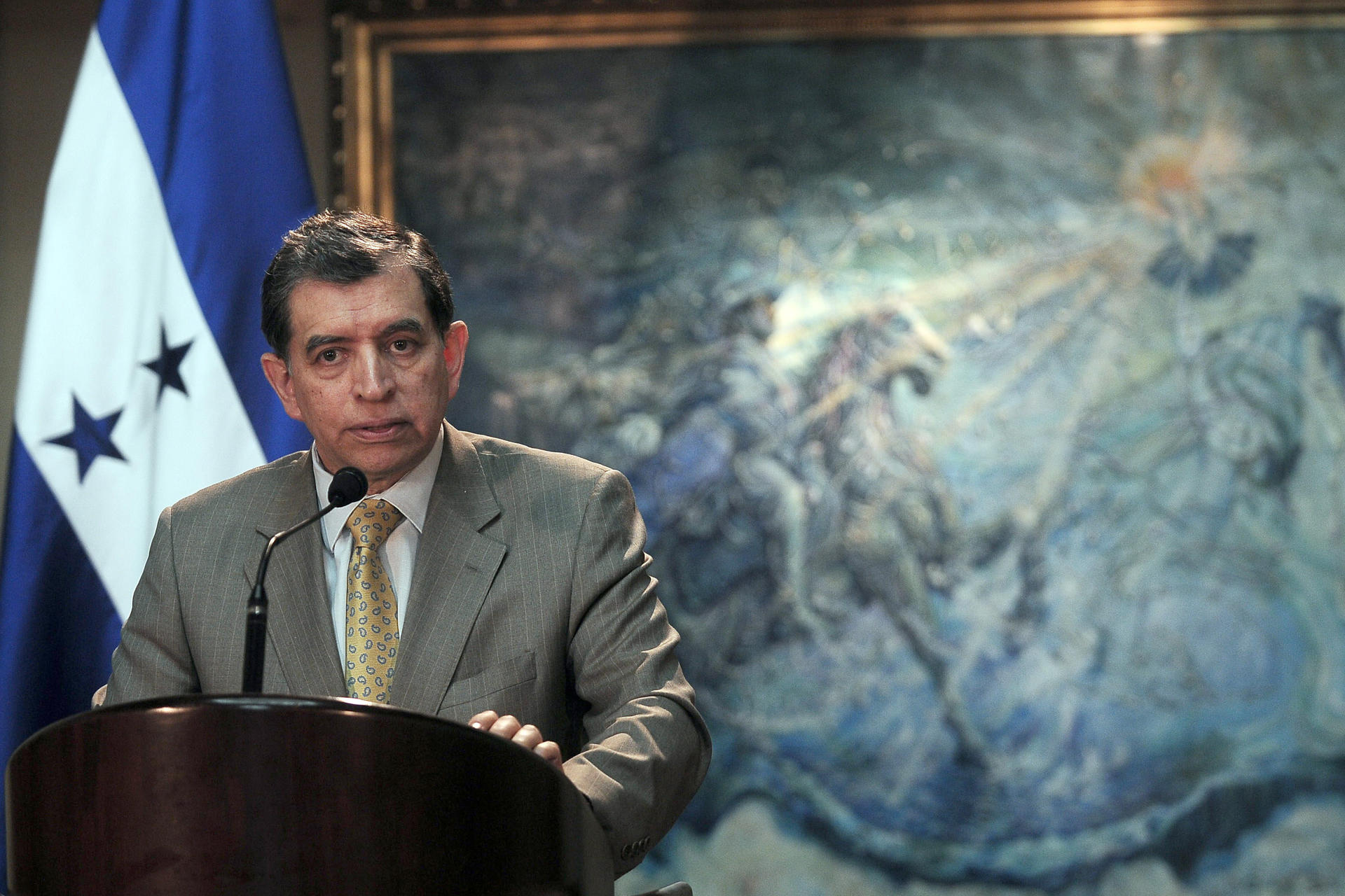 Fotografía de archivo que muestra al excanciller hondureño Carlos López Contreras durante una rueda de prensa en la Casa Presidencial en Tegucigalpa (Honduras). EFE/ Gustavo Amador
