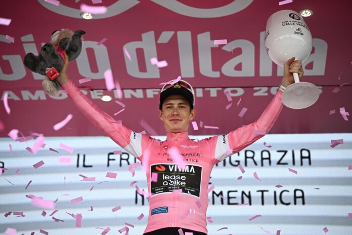El ciclista danés Jonas Vingegaard (Team Visma | Lease A Bike), con el jersey rosa de líder, en el poido tras la etapa 20 del Giro de Italia, sobre 199 km desde Gemona del Friuli a Piancavallo, Italia. EFE/LUCA ZENNARO
