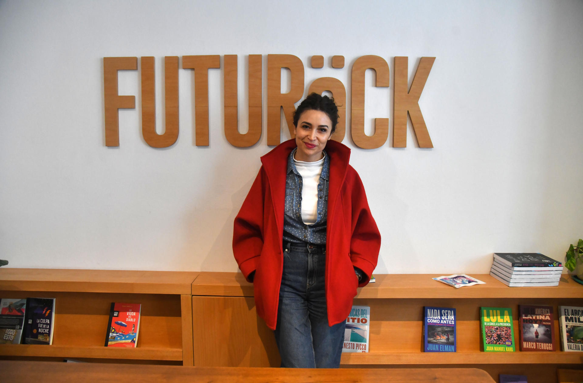 La directora del medio Futurock, Julia Mengolini, posa durante una entrevista con EFE este jueves, en Buenos Aires (Argentina). EFE/ Enrique García Medina
