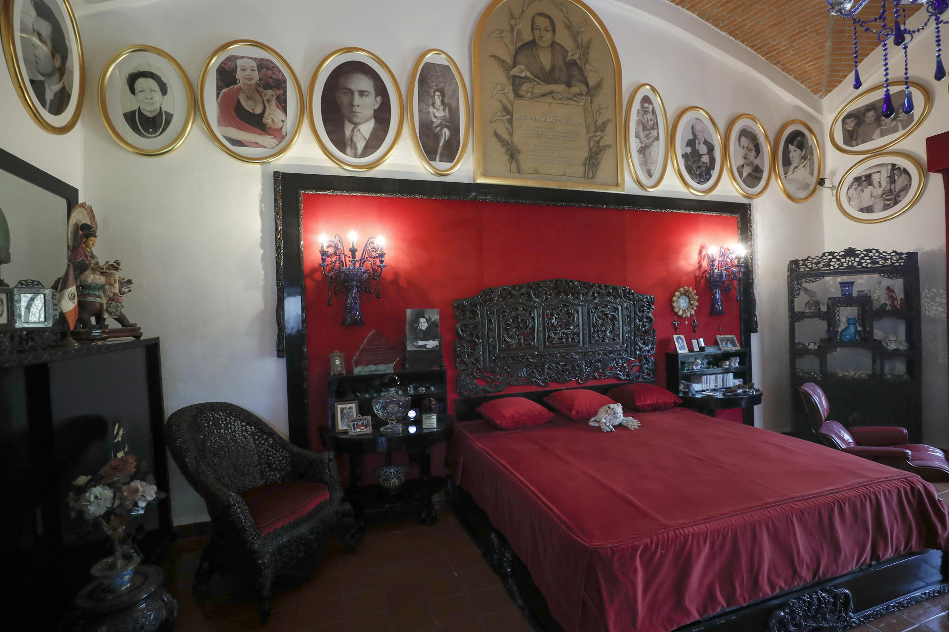 Fotografía de la alcoba de la coleccionista de arte Dolores Olmedo durante un recorrido en el Museo Dolores Olmedo este viernes, en la Ciudad de México (México). EFE/Isaac Esquivel
