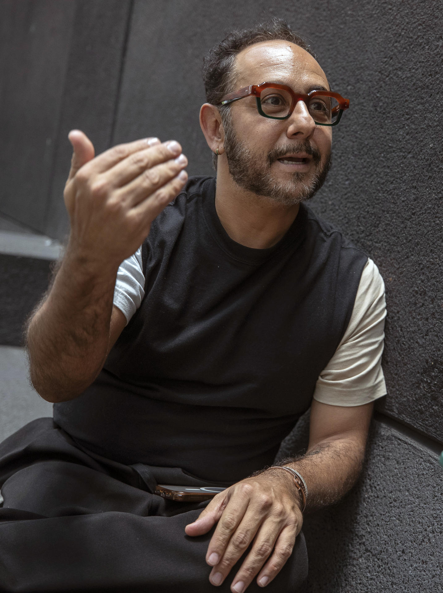 El actor mexicano Humberto Busto habla durante una entrevista con EFE este viernes, en Ciudad de México (México). EFE/Isaac Esquivel
