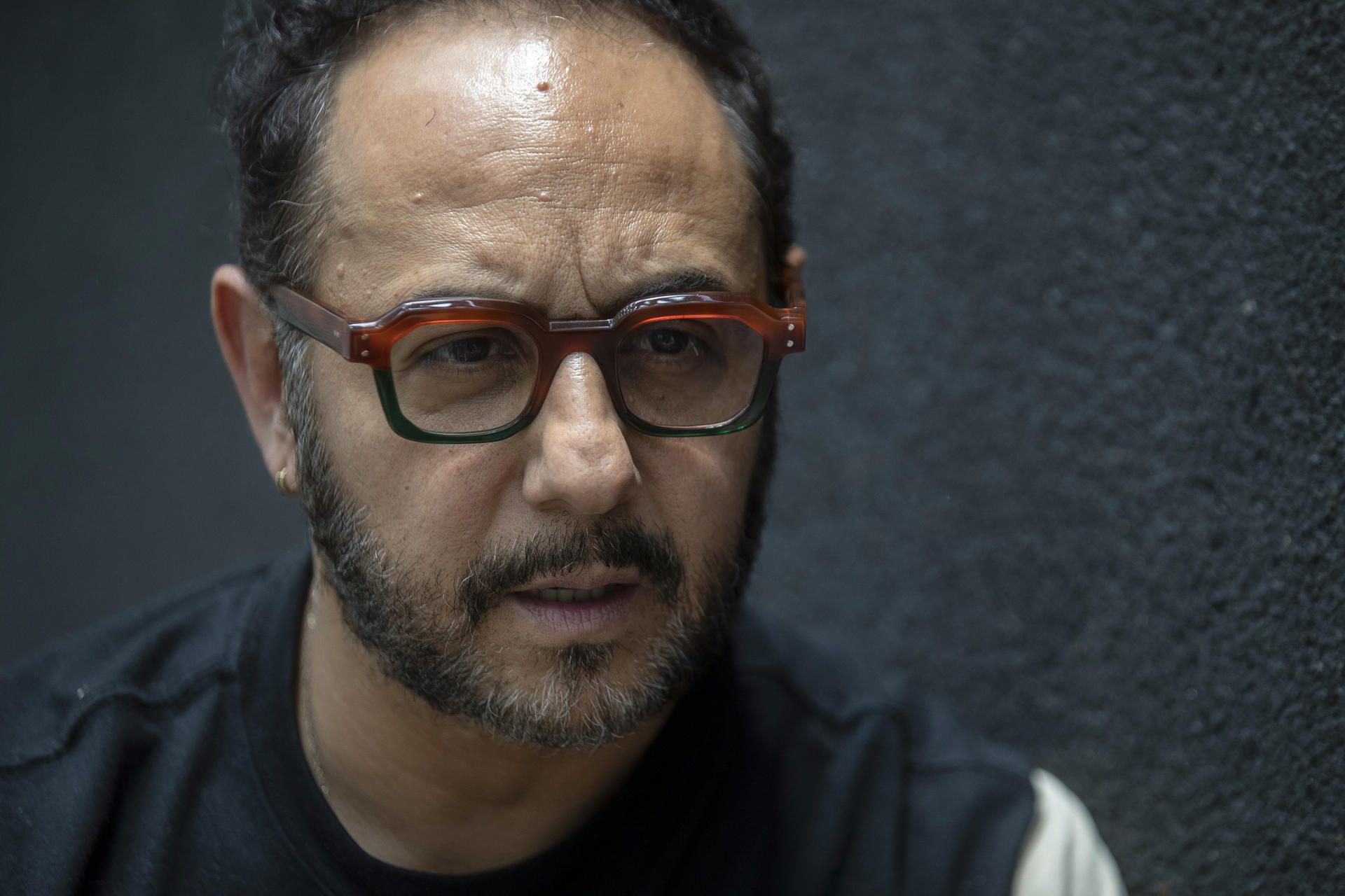 El actor mexicano Humberto Busto habla durante una entrevista con EFE este viernes, en Ciudad de México (México). EFE/Isaac Esquivel
