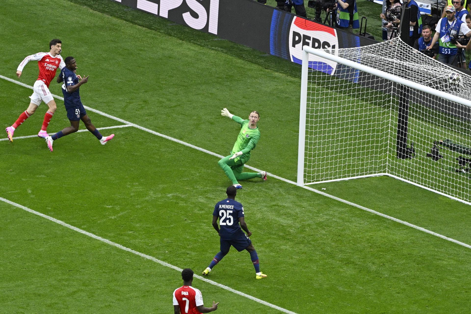 Un golazo de Kai Havertz en el minuto 6 durante la final de la Liga de Campeones entre PSG y Arsenal en Budapest, Hungría. EFE/EPA/Szilard Koszticsak

