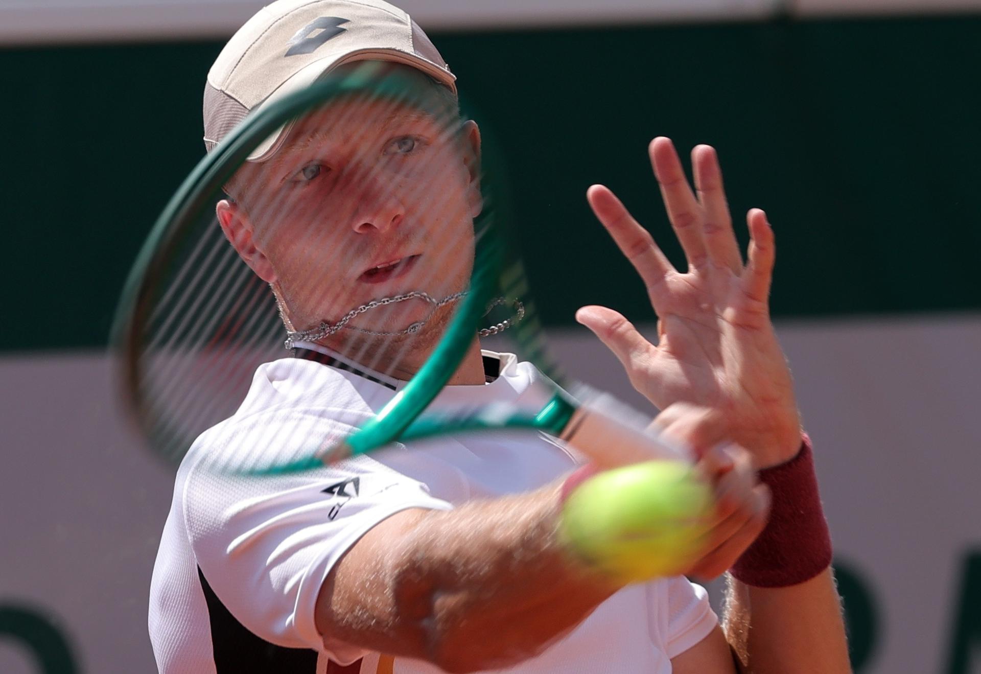 El español Martin Landaluce, en acción durante su partido de tercera ronda frente al argentino Juan Manuel Cerundolo en el Open de Francia de Tenis en Roland Garros, París. EFE/TERESA SUAREZ
