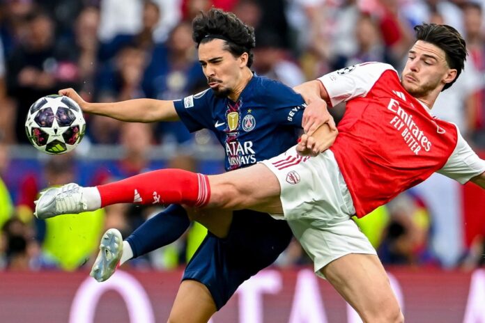 Declan Rice (d), del Arsenal, en acción frente a Vitinha, del PSG, durante el partido Final de la Liga de Campeones UEFA entre Paris Saint-Germain y Arsenal en el estadio Puskas Arena en Budapest, Hungría. EFE/Tibor Illyes HUNGARY OUT
