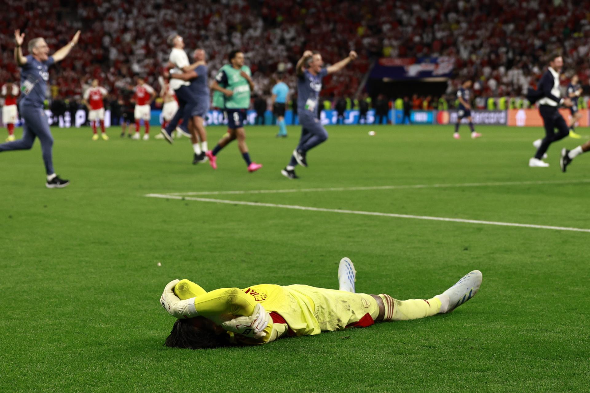 El portero del Arsenal David Raya se lamenta tras la tanda de penaltis en la final de la Liga de Campeones UEFA entre Paris Saint-Germain y Arsenal en el estadio Puskas Arena en Budapest, HungríaEFE/EPA/ANNA SZILAGYI
