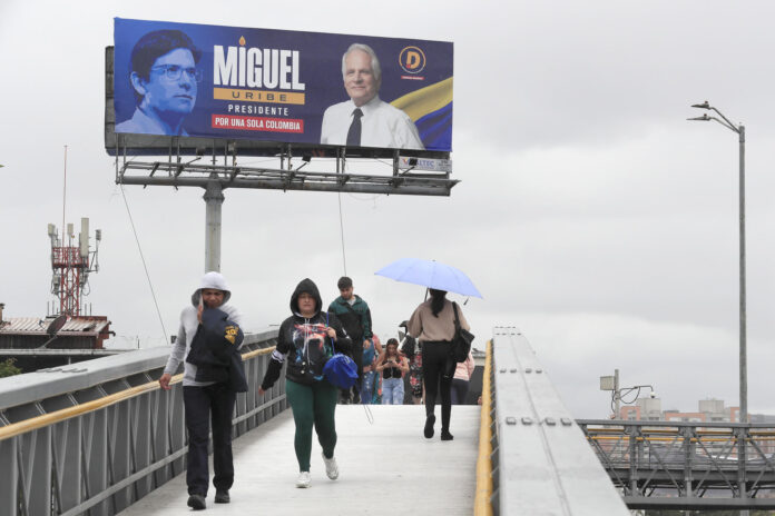 Fotografía de una valla con publicidad política del candidato a la Presidencia de Colombia, Miguel Uribe, en Bogotá (Colombia). EFE/ Carlos Ortega
