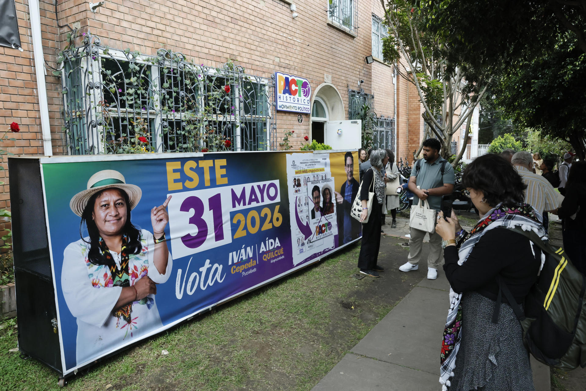 Fotografía de publicidad política en la sede del candidato a la Presidencia de Colombia, Iván Cepeda en Bogotá (Colombia). EFE/ Carlos Ortega
