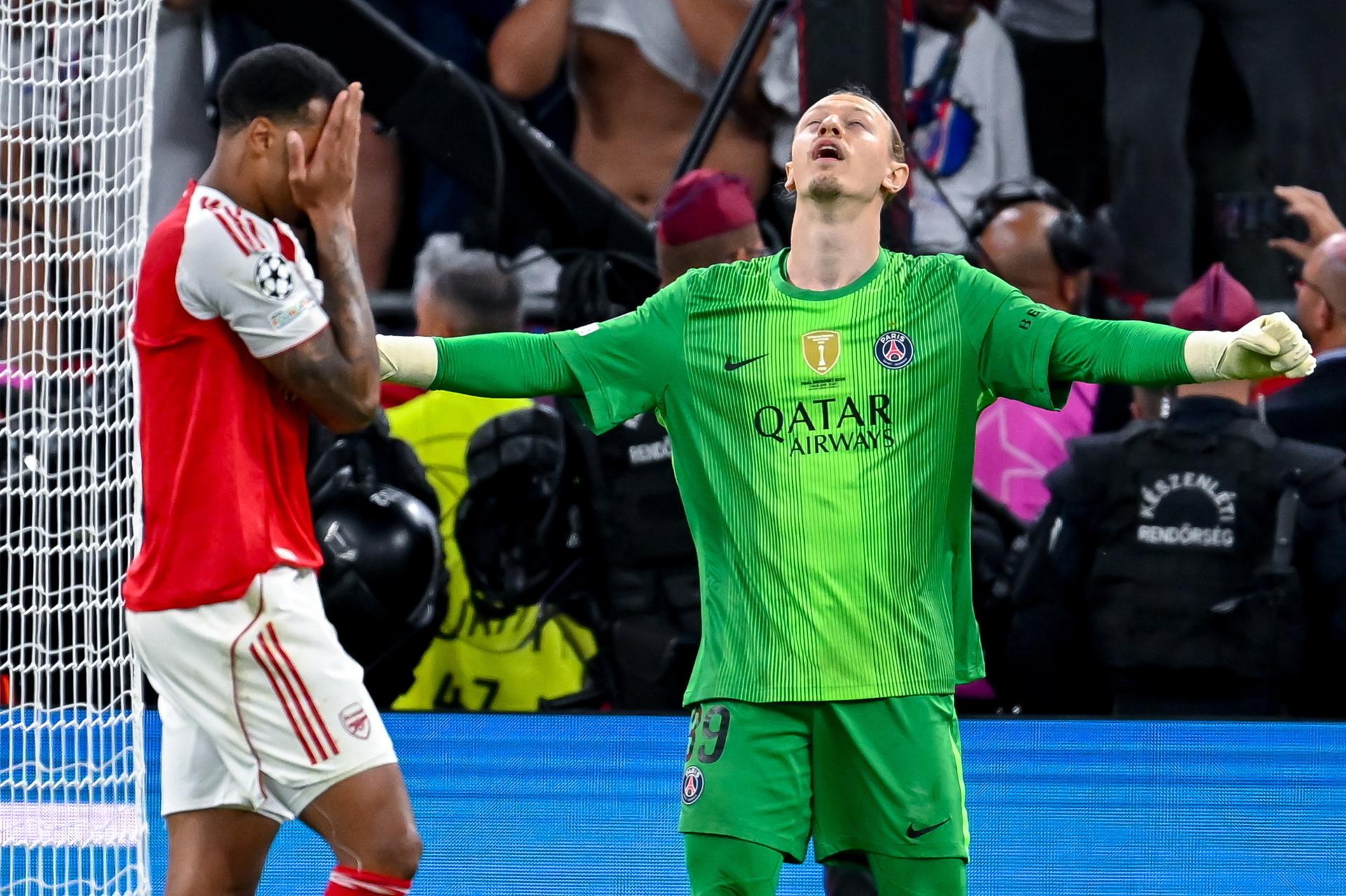 Gabriel (I), del Arsenal, tras la tanda de penaltis de la final de la Liga de Campeones UEFA entre Paris Saint-Germain y Arsenal en el estadio Puskas Arena en Budapest, Hungría. EFE/EPA/Tibor Illyes
