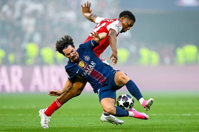 Vitinha (azul), del PSG, junto a Myles Lewis-Skelly, del Arsenal, durante el partido Final de la Liga de Campeones UEFA entre Paris Saint-Germain y Arsenal en el estadio Puskas Arena en Budapest, Hungría. EFE/EPA/Tibor Illyes
