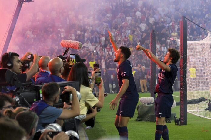 Los jugadores del PSG Goncalo Ramos (I) y Joao Neves durante el partido Final de la Liga de Campeones UEFA entre Paris Saint-Germain y Arsenal en el estadio Puskas Arena en Budapest, Hungría. EFE/EPA/Zsolt Szigetvary
