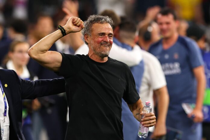 El entrenado del PSG Luis Enrique tras el partido de la Liga de Campeones UEFA entre Paris Saint-Germain y Arsenal en el estadio Puskas Arena en Budapest, Hungría. EFE/EPA/ANNA SZILAGYI
