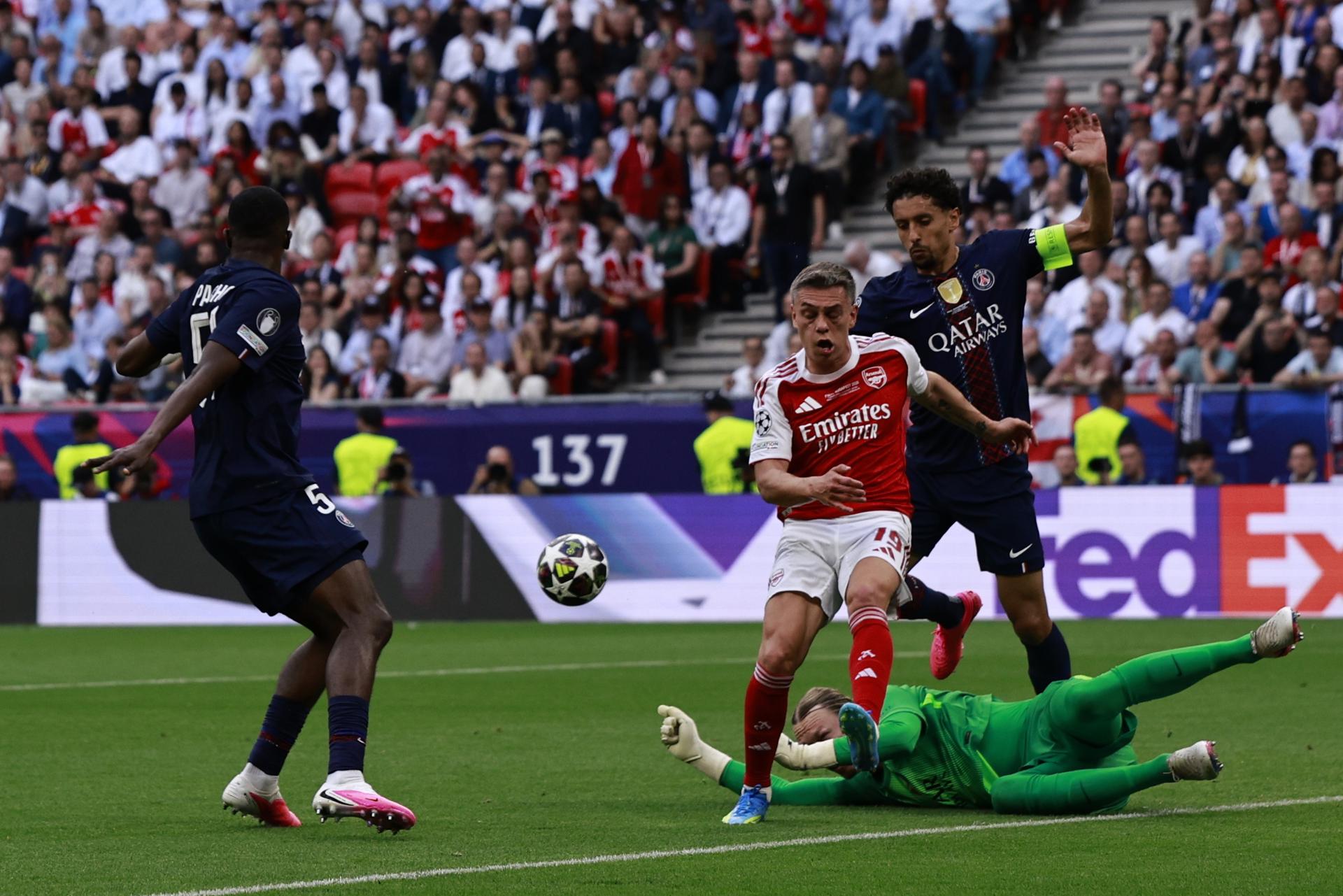 Los jugadores Willian Pacho (I), Marquinhos (d), y Matvei Safonov cerca de Leandro Trossard durante el partido de la Liga de Campeones UEFA que han jugado Paris Saint-Germain y Arsenal en el estadio Puskas Arena en Budapest, Hungría EFE/EPA/ANNA SZILAGYI
