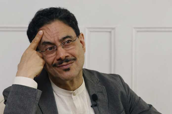 El senador y candidato a la Presidencia de Colombia por el partido Pacto Histórico, Iván Cepeda, habla durante una entrevista con EFE este jueves, en Bogotá (Colombia). EFE/ Mauricio Dueñas Castañeda
