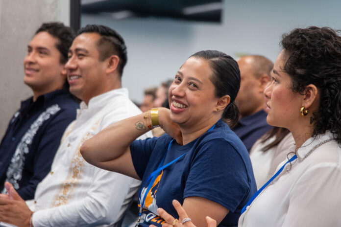 Personas asisten al encuentro Impulsa 2026, un evento organizado por la Red de Hispanos, que reunió a más de un centenar de profesionales con charlas sobre empleo, migración, emprendimiento, salud mental y acceso a la vivienda, en Toronto (Canadá). EFE/ Julio César Rivas
