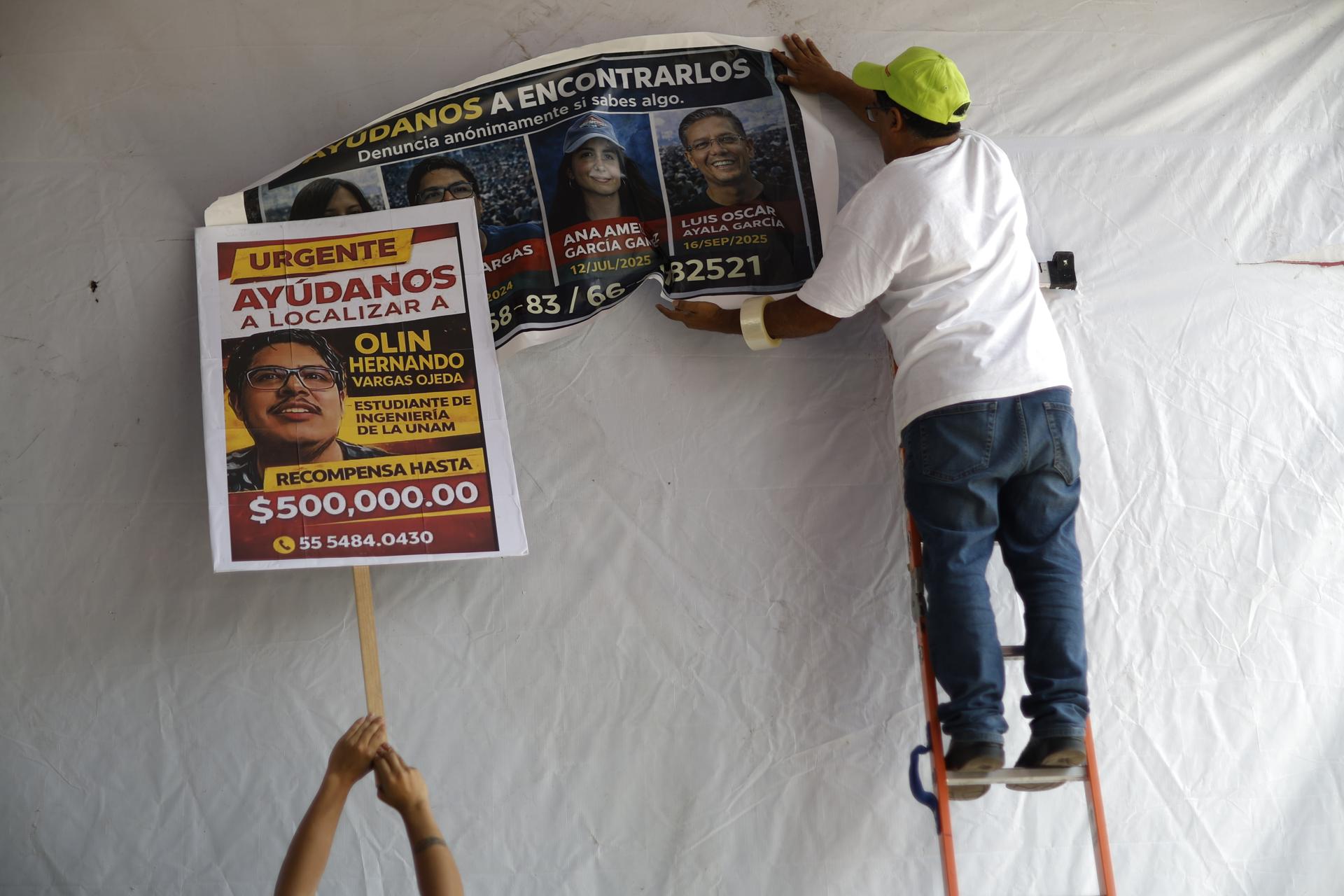 Familiares de personas desaparecidas pegan carteles de protesta este sábado, en Ciudad de México (México). EFE/ Sáshenka Gutiérrez

