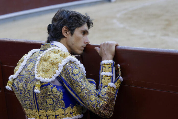 El diestro Sebastián Castella durante la corrida de la Feria de San Isidro celebrada en la plaza de toros de Las Ventas, en Madrid. EFE/Juanjo Martín
