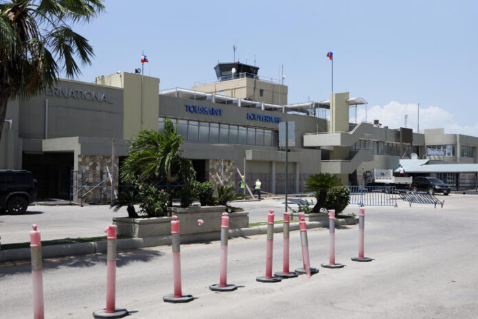 Fotografía que muestra la fachada del aeropuerto internacional Toussaint Louverture en Puerto Príncipe (Haití). EFE/ Patrice Noel
