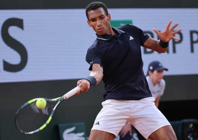 El canadiense Felix Auger-Aliassime durante su partido de tercera ronda masculina contra Brandon Nakashima de Estados Unidos en el torneo de tenis Grand Slam Roland Garros de París (Francia). EFE/CHRISTOPHE PETIT TESSON
