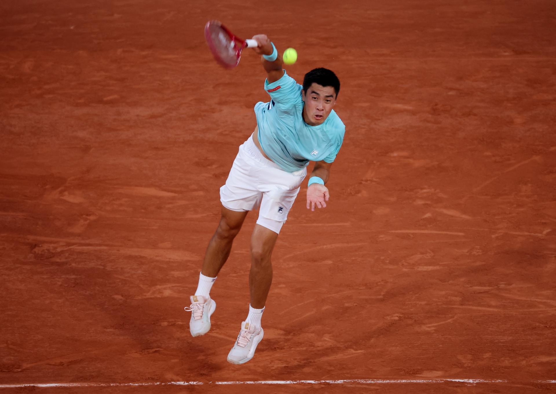 El estadounidense Brandon Nakashima durante su partido de tercera ronda masculina contra el canadiense Felix Auger-Aliassime en el torneo de tenis del Grand Slam Abierto de Francia en Roland Garros en París (Francia). EFE/CHRISTOPHE PETIT TESSON
