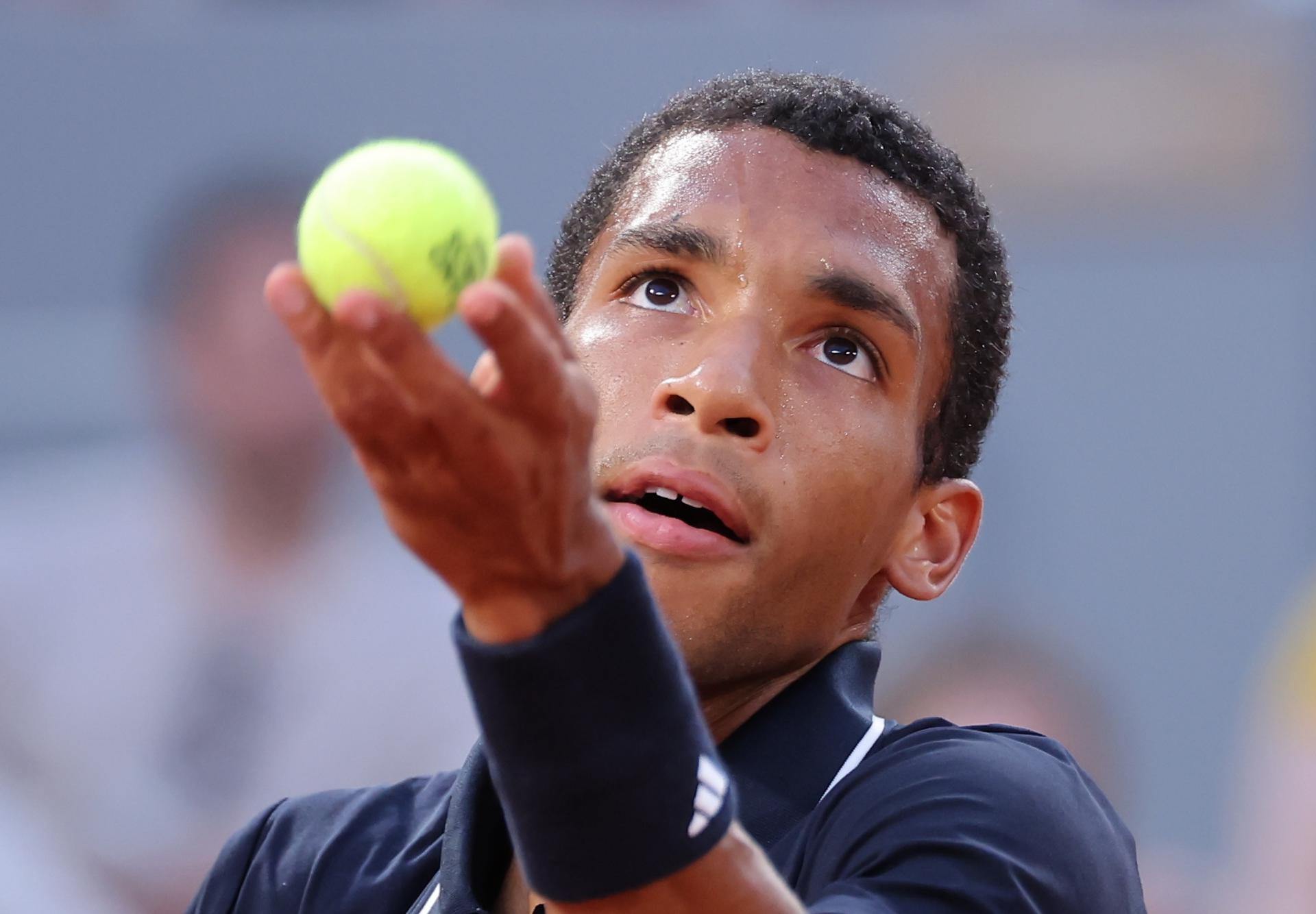 El canadiense Felix Auger-Aliassime durante su partido de tercera ronda masculina contra Brandon Nakashima de Estados Unidos en el torneo de tenis Grand Slam Roland Garros de París (Francia). EFE/CHRISTOPHE PETIT TESSON
