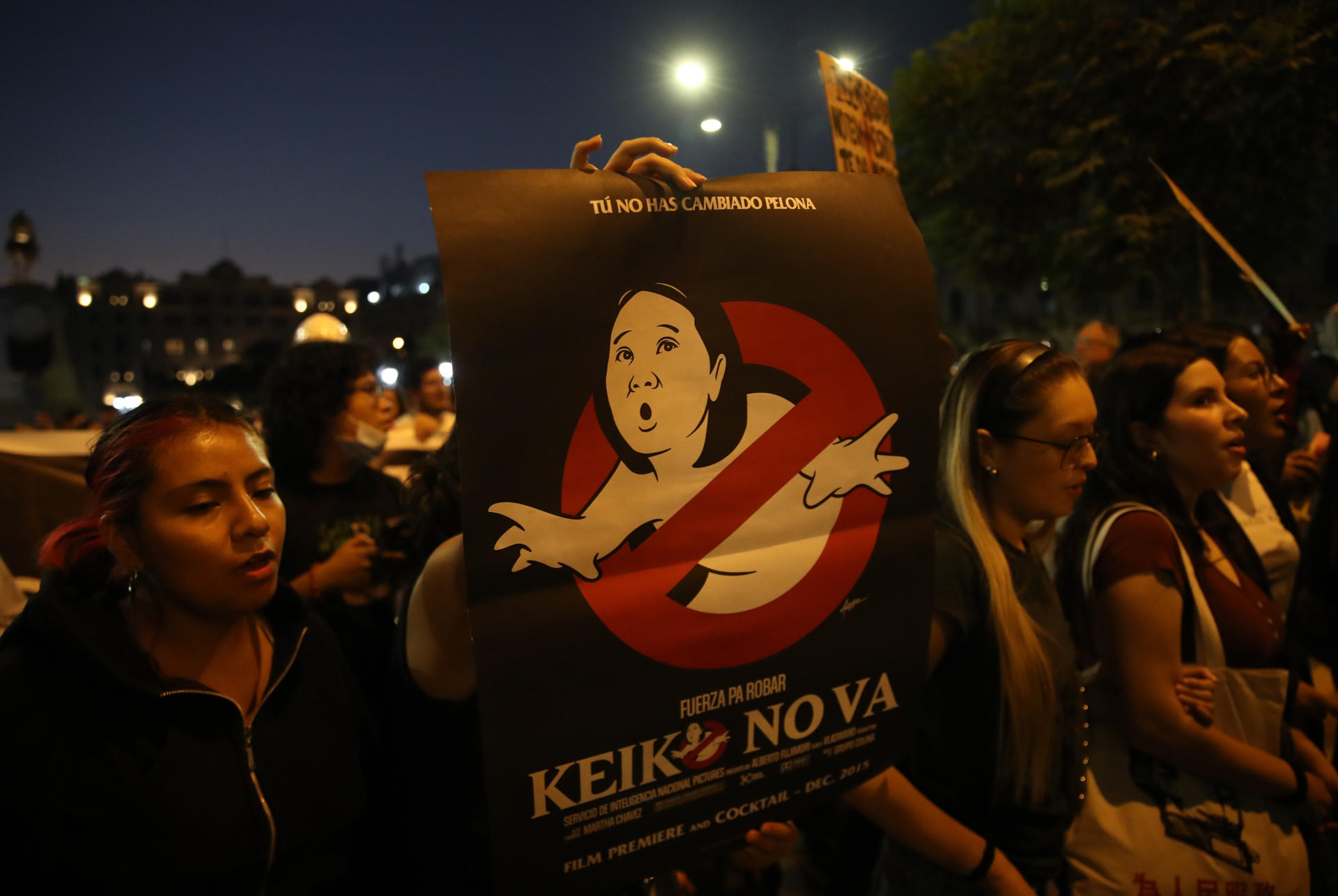 Personas sostienen carteles con la imagen de la candidata presidencial derechista Keiko Fujimori este sábado, durante una manifestación en su contra en Lima (Perú). EFE/ Paolo Aguilar
