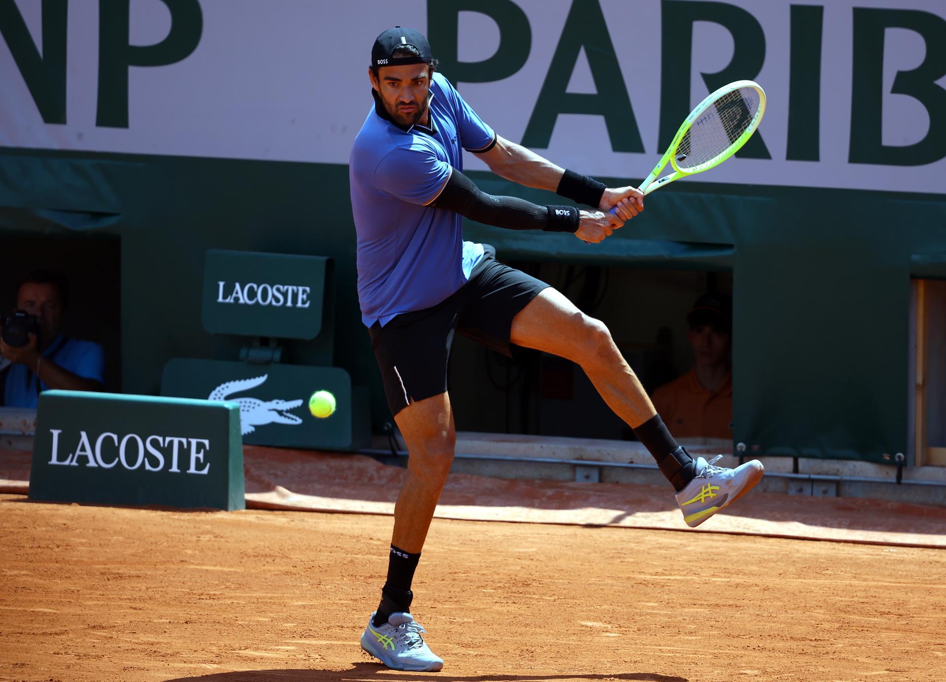 El italiano Matteo Berrettini durante su partido de tercera ronda masculino contra el argentino Francisco Comesaña en el torneo de tenis del Grand Slam Abierto de Francia en Roland Garros en París (Francia). EFE/CHRISTOPHE PETIT TESSON
