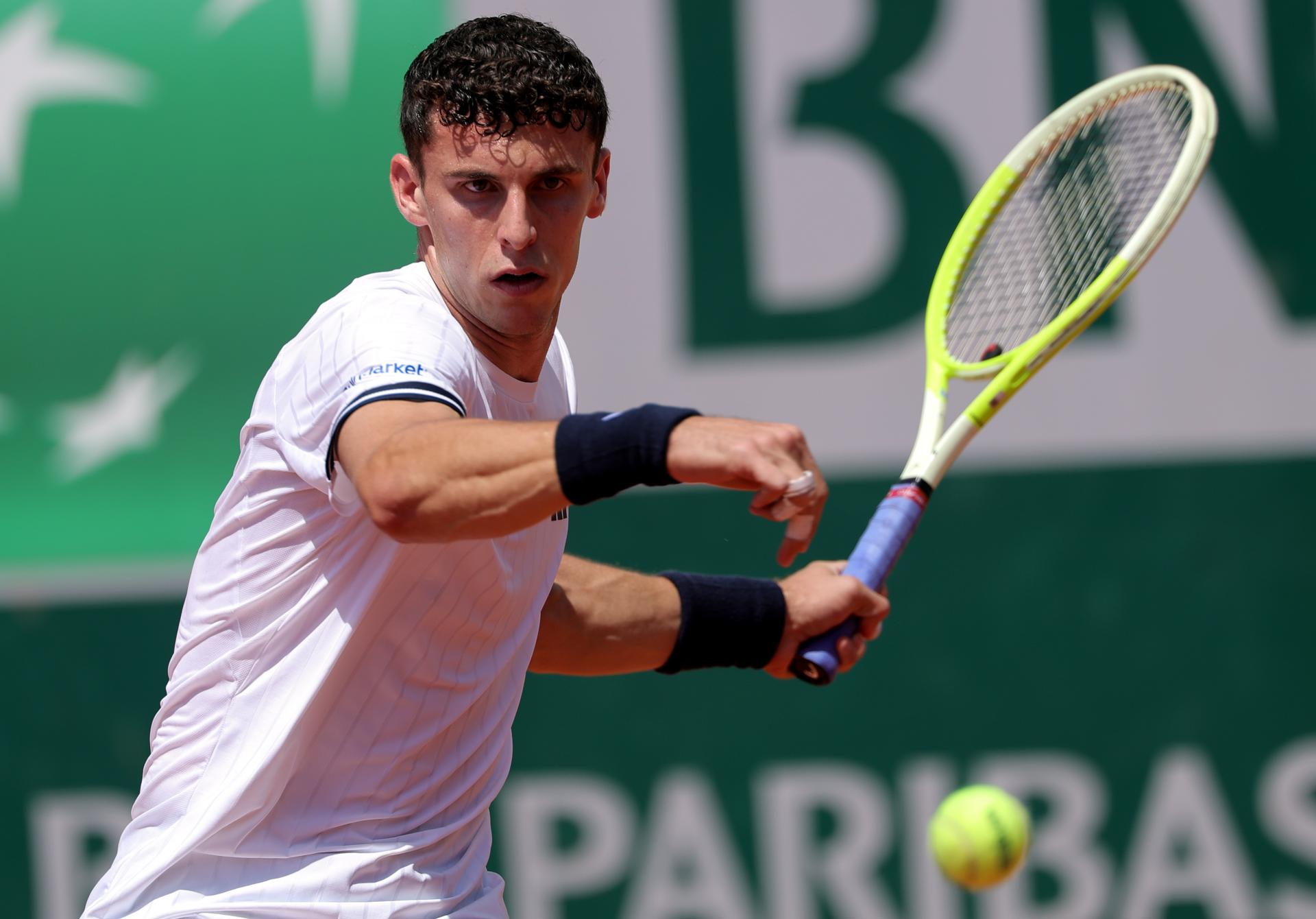 El argentino Juan Manuel Cerúndolo durante su partido de tercera ronda masculina contra el español Martín Landaluce en el torneo de tenis del Grand Slam French Open en Roland Garros en París (Francia). EFE/TERESA SUAREZ
