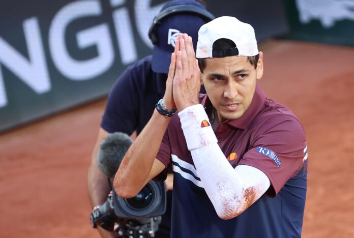 El chileno Alejandro Tabilo celebra tras ganar su partido de tercera ronda masculina contra el francés Moise Kouame en el torneo de tenis Grand Slam Abierto de Francia en Roland Garros en París (Francia). EFE/CHRISTOPHE PETIT TESSON
