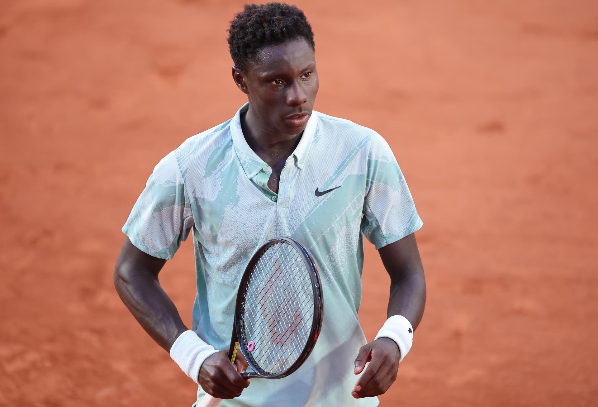 El francés Moise Kouame durante su partido de tercera ronda masculina contra el chileno Alejandro Tabilo en el torneo de tenis del Grand Slam Abierto de Francia en Roland Garros en París (Francia). EFE/CHRISTOPHE PETIT TESSON
