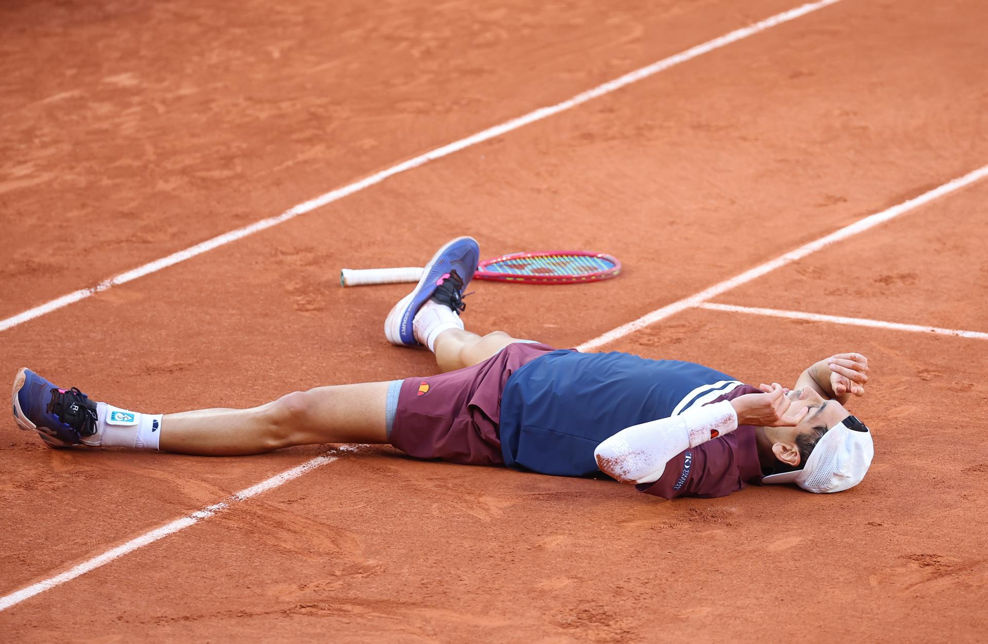 El chileno Alejandro Tabilo celebra tras ganar su partido de tercera ronda masculina contra el francés Moise Kouame en el torneo de tenis Grand Slam Abierto de Francia en Roland Garros en París (Francia). EFE/CHRISTOPHE PETIT TESSON
