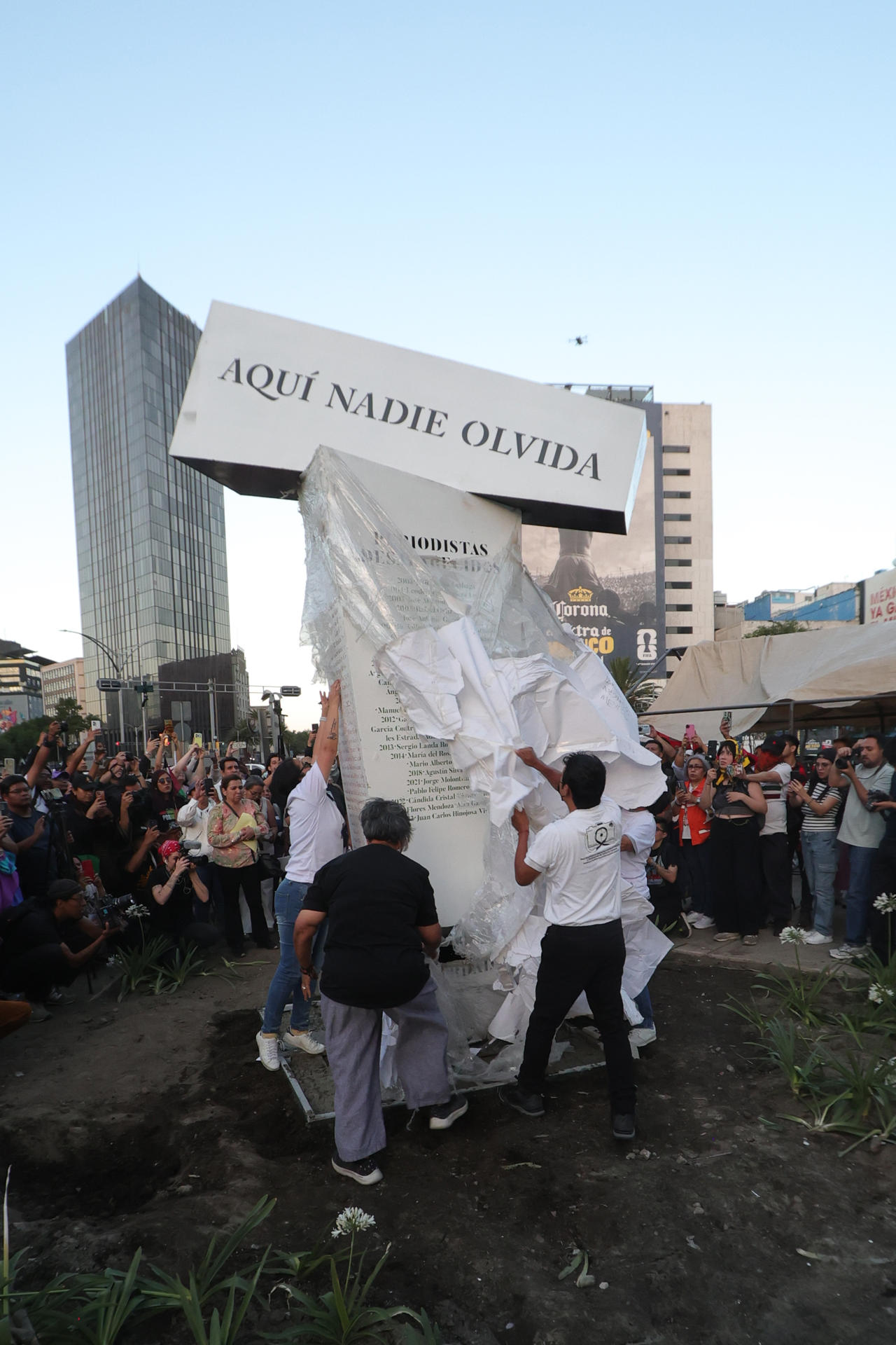 Familiares y amigos de comunicadores asesinados y desaparecidos develan un antimonumento este 30 de mayo de 2026, en Ciudad de México (México). EFE/ Madla Hartz
