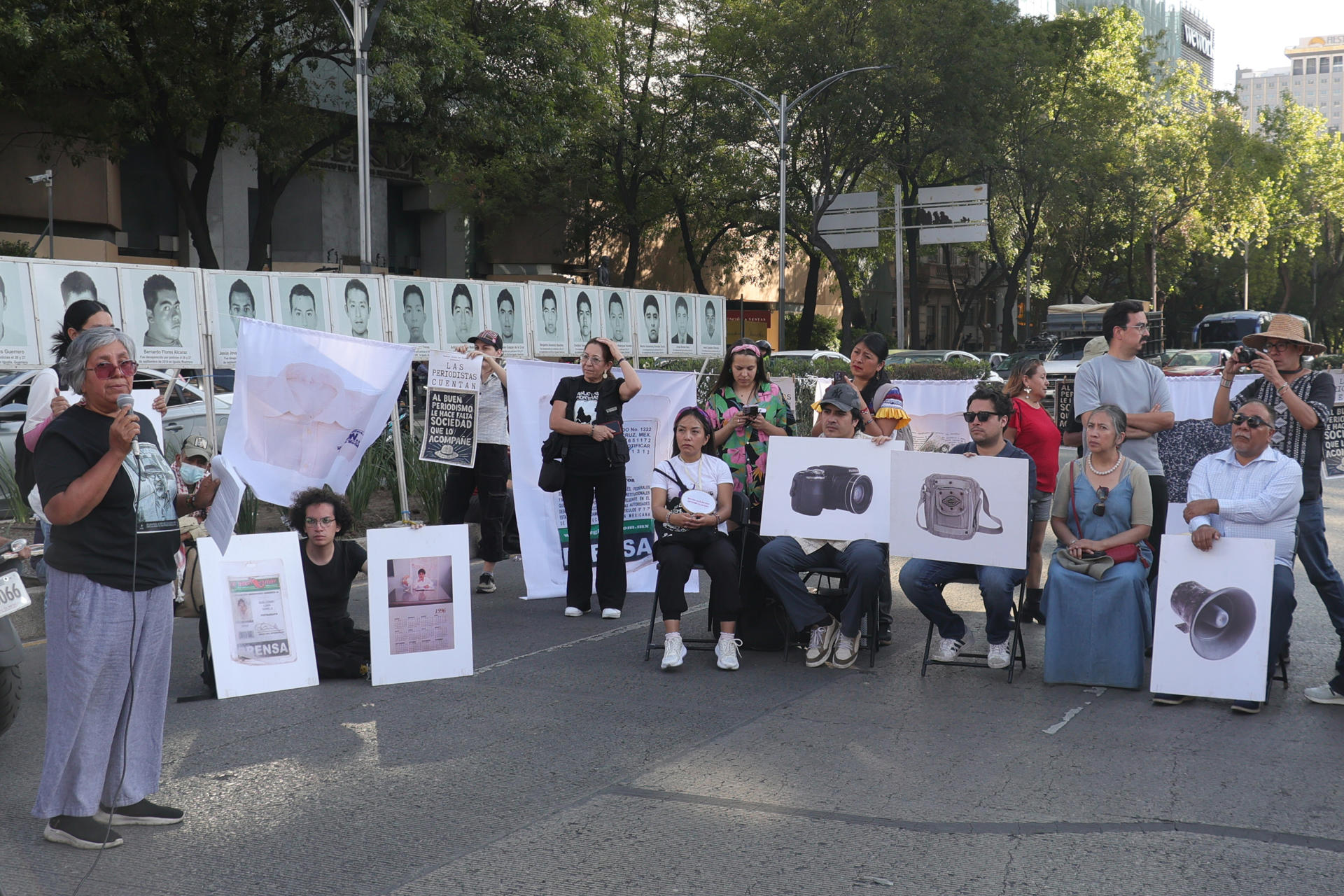 Familiares y amigos de comunicadores asesinados y desaparecidos participan en una manifestación este 30 de mayo de 2026, en Ciudad de México (México). EFE/ Madla Hartz
