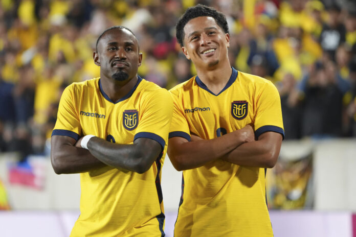 John Yeboah (i) y Anthony Valencia celebran este sábado la victoria por 2-1 de la selección de Ecuador en partido amistoso con la de Arabia Saudí jugado en el estadio Sports Illustrated de Nueva Jersey. EFE/ Ángel Colmenares.
