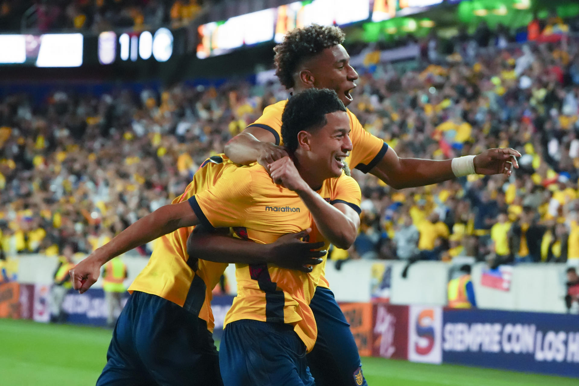 Jugadores de la selección de Ecuador celebran este sábado la victoria por 2-1 sobre la de Arabia Saudí en partido de preparación para el Mundial 2026 jugado en el estadio Sports Illustrated de Nueva Jersey. EFE/ Ángel Colmenares