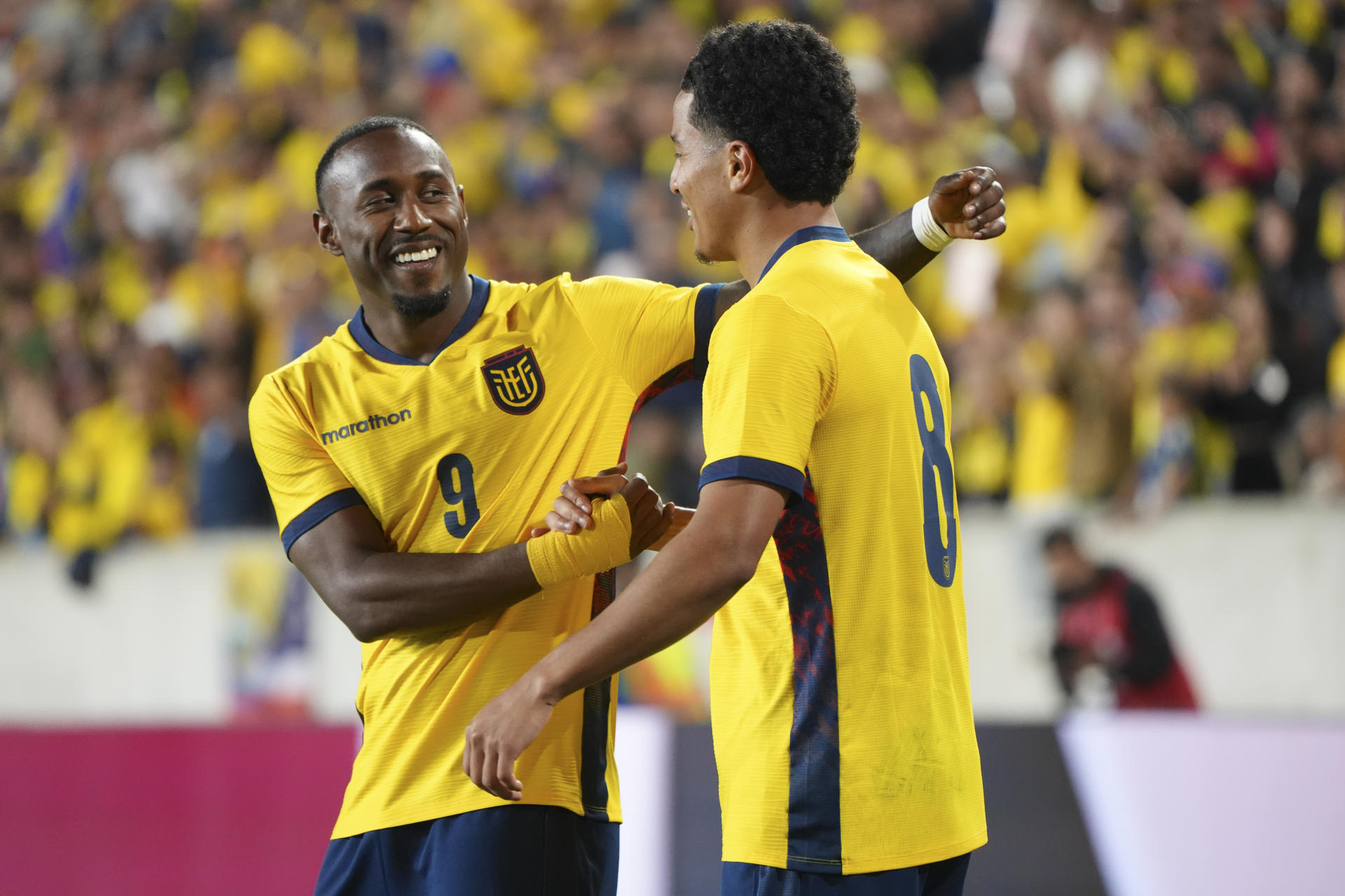 Jugadores de la selección de Ecuador celebran este sábado la victoria por 2-1 sobre la de Arabia Saudí en partido de preparación para el Mundial 2026 jugado en el estadio Sports Illustrated de Nueva Jersey. EFE/ Ángel Colmenares
