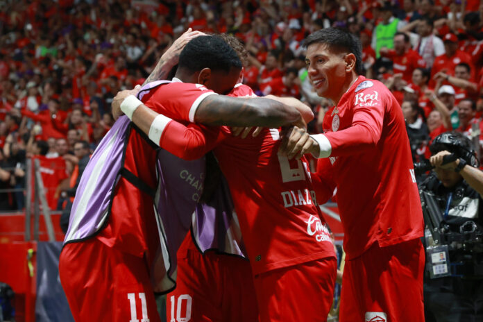 Jugadores de Toluca celebran este sábado la conquista del título de la Copa de Campeones de la Concacaf en el estadio Nemesio Diez de Toluca. EFE/ Alex Cruz
