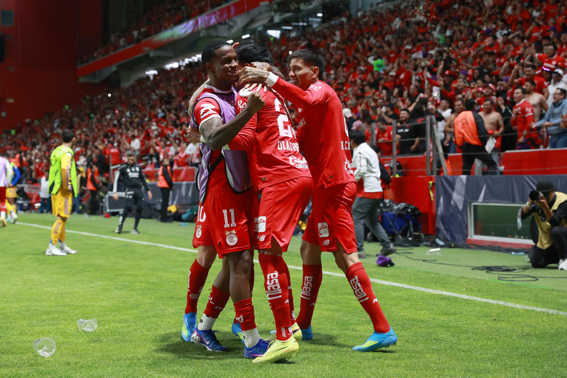 Jugadores de Toluca celebran este sábado la conquista del título de la Copa de Campeones de la Concacaf en el estadio Nemesio Diez de Toluca. EFE/ Alex Cruz