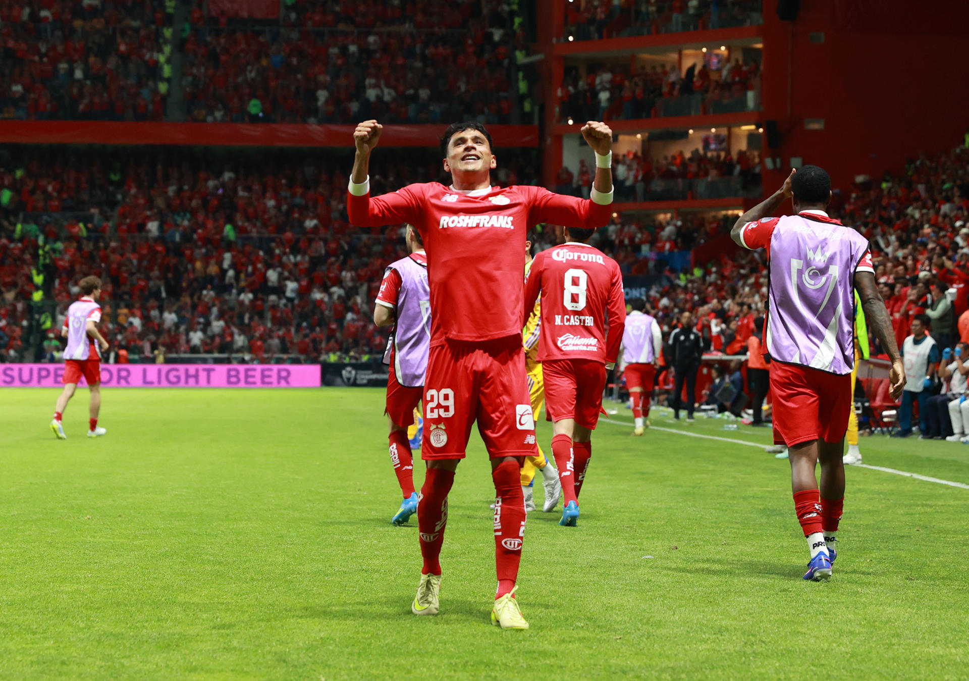 Jorge Diaz de Toluca celebra un gol marcado en tiempo de alargue de la final de la Copa de Campeones de la Concacaf este sábado en el estadio Nemesio Diez de Toluca. EFE/ Alex Cruz