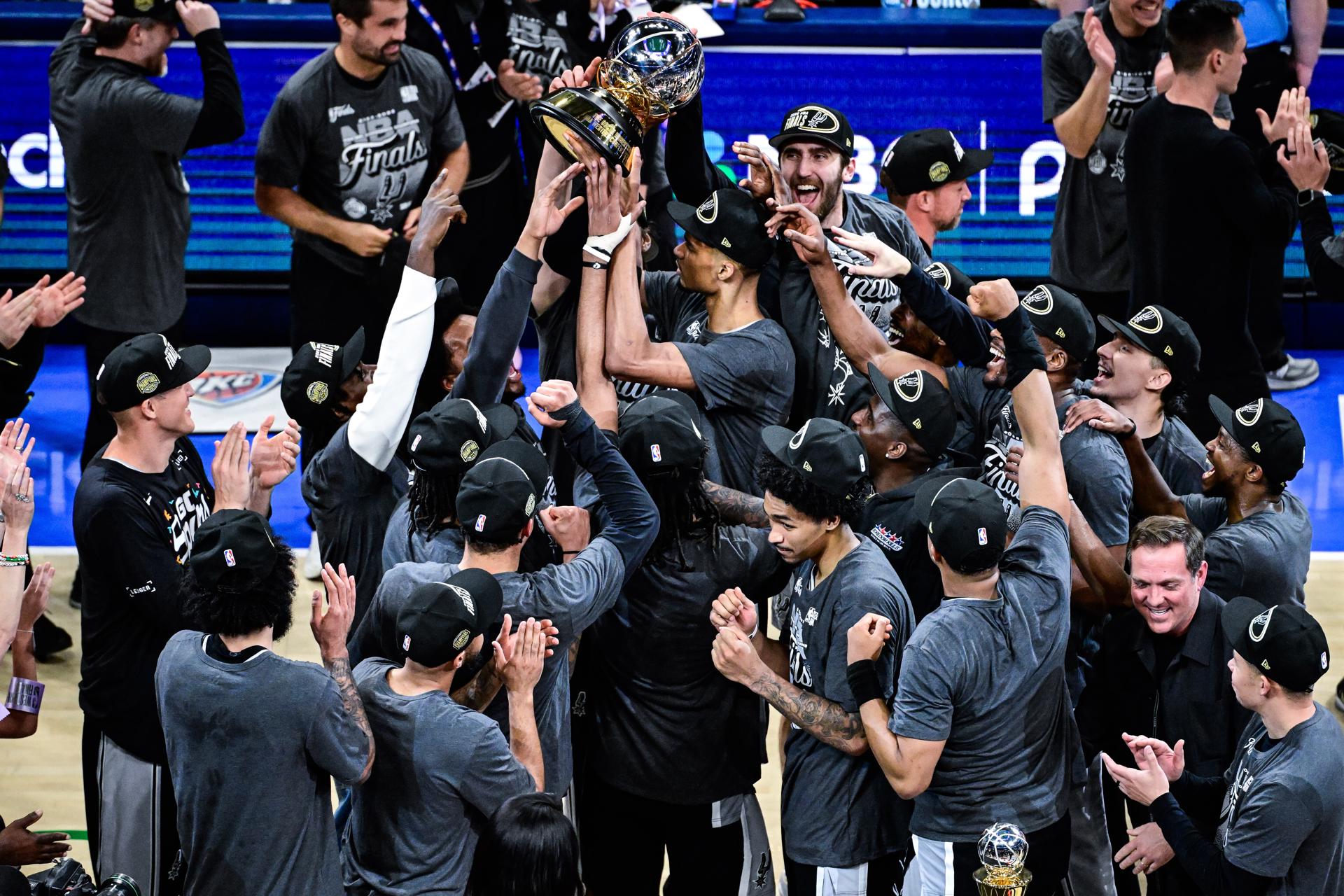 Jugadores de San Antonio Spurs celebran la conquista, este sábado de las finales de la Conferencia Oeste y el paso a la final por el título de la NBA contra los New York Knicks en las Finales de la NBA. EFE/EPA/GERALD LEONG SHUTTERSTOCK OUT
