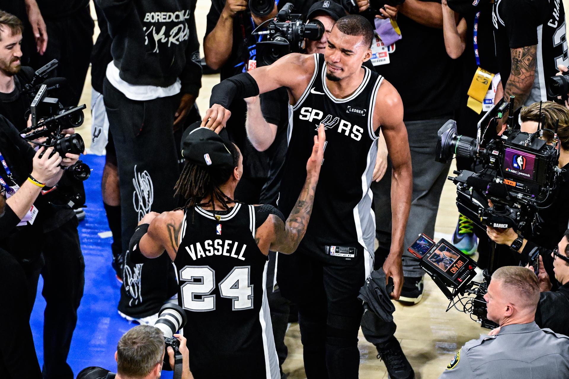 El ala-pívot/pívot de los San Antonio Spurs, Victor Wembanyama (C-D), elogió este sábado a Gregg Popovich, al que definió como "el jefe" y quien dirigió a su equipo durante 29 temporadas antes de dejar el cargo tras sufrir un derrame cerebral. EFE/EPA/GERALD LEONG SHUTTERSTOCK OUT
