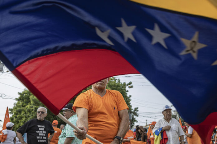 Una persona ondea una bandera de Venezuela en una manifestación este 30 de mayo de 2026, en Maracaibo (Venezuela). EFE/ Henry Chirinos
