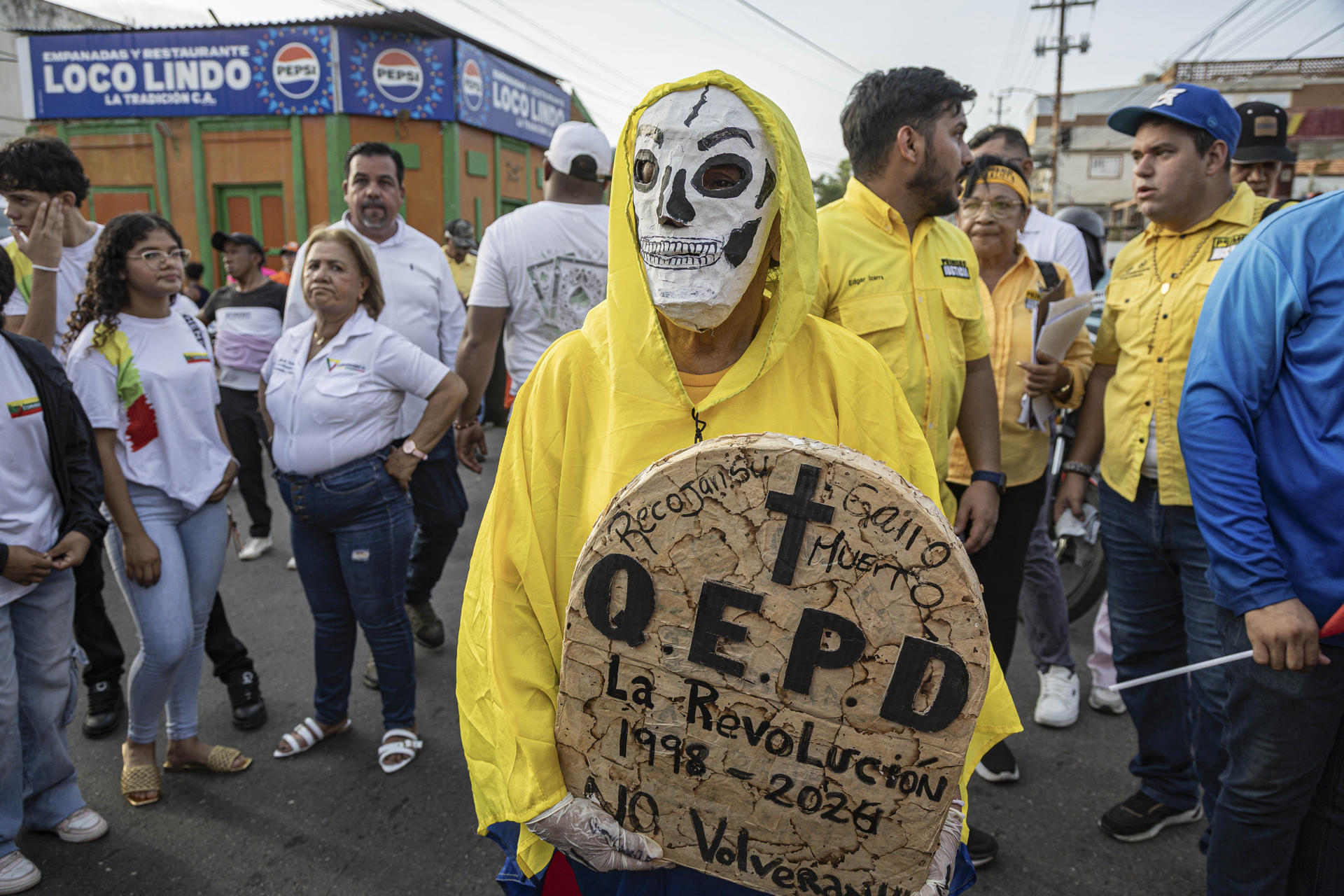 Una personas disfrazada sostiene un cartel en una manifestación este 30 de mayo de 2026, en Maracaibo (Venezuela). EFE/ Henry Chirinos
