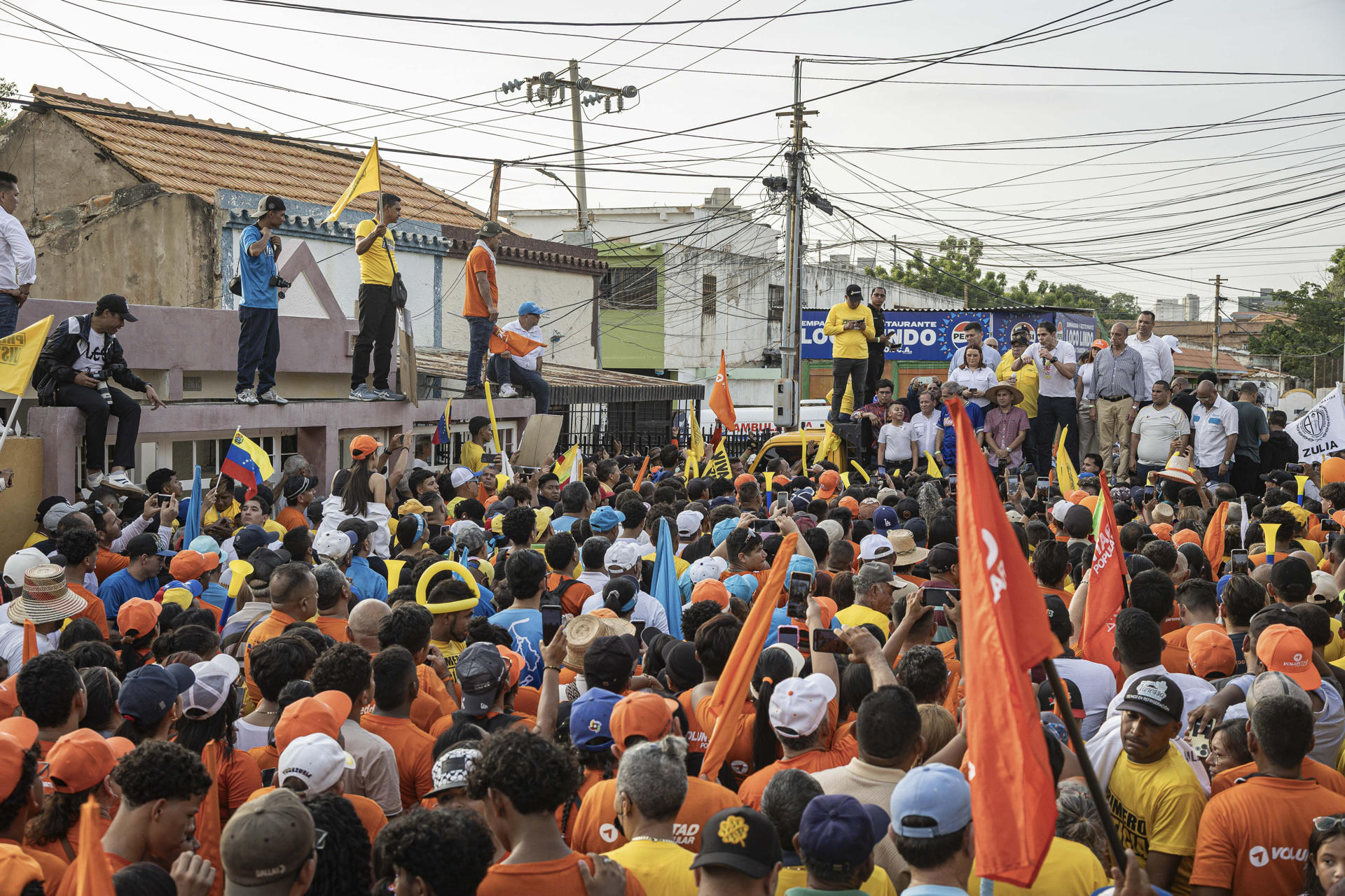 Personas participan en una manifestación este 30 de mayo de 2026, en Maracaibo (Venezuela). EFE/ Henry Chirinos
