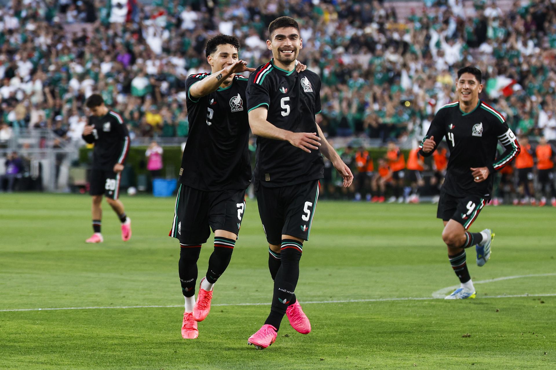 Jugadores de la selección de México celebran la victoria por 1-0 sobre la de Australia en un partido amistoso jugado este sábado en el Rose Bowl Stadium de Los Angeles (California). EFE/EPA/CHRIS TORRES
