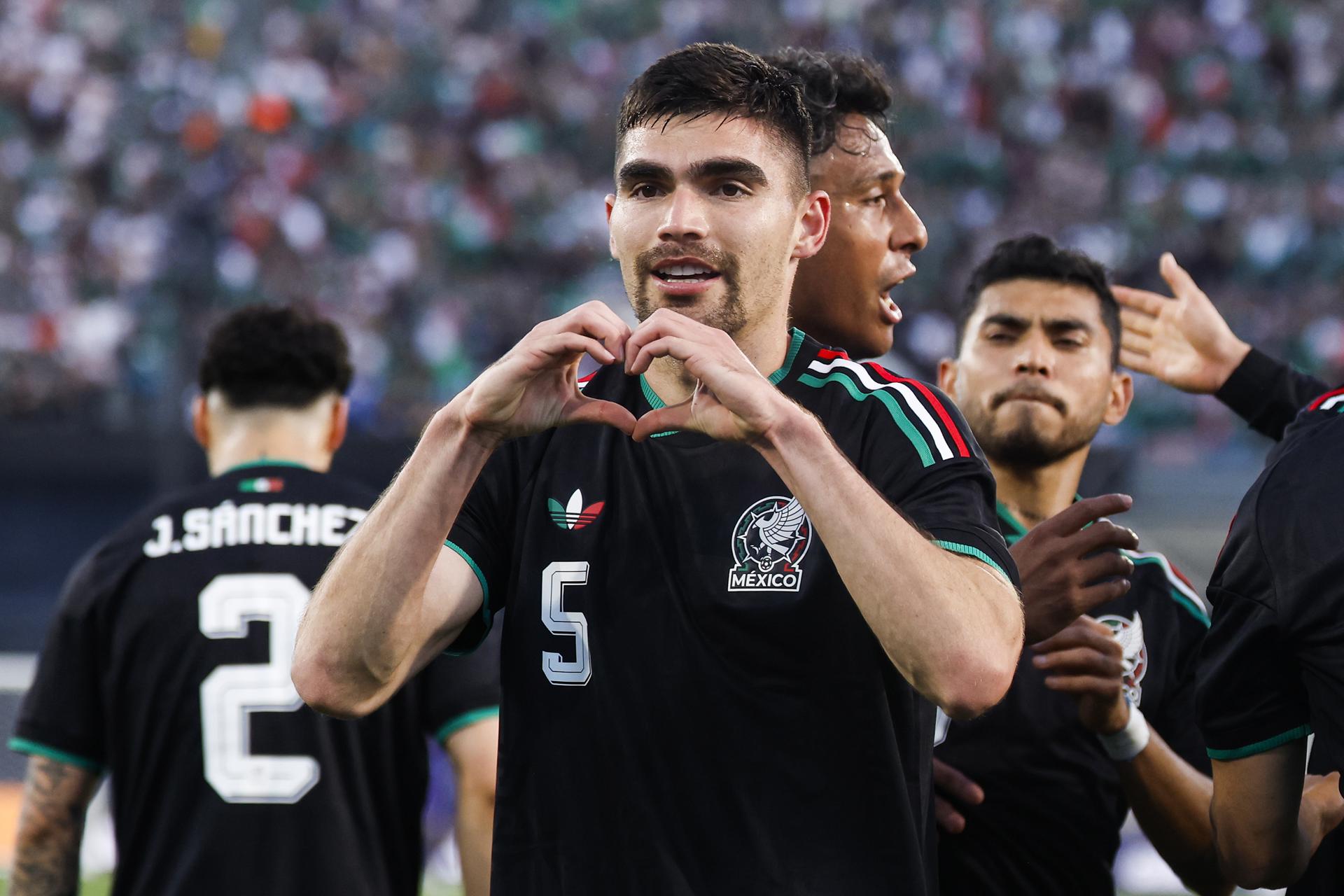 El defensor de la selección mexicana Johan Vasquez (5) conmemora el gol de cabeza anotado este sábado a la selección de Australia en un partido amistoso jugado en Rose Bowl Stadium de Los Angeles (California). EFE/EPA/CHRIS TORRES
